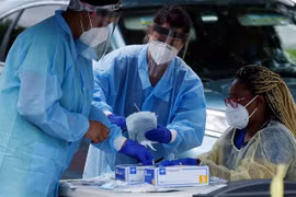 Một điểm xét nghiệm COVID-19 miễn phí tại Arlington, Virginia, Mỹ. (Ảnh: AFP/TTXVN)