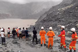 Lực lượng cứu hộ tìm kiếm nạn nhân tại hiện trường vụ lở đất ở bang Kachin, Myanmar ngày 2/7. (Ảnh: EPA/TTXVN)