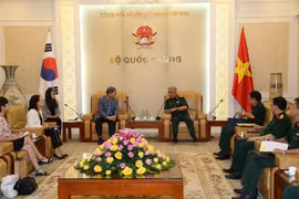 Thượng tướng Nguyễn Chí Vịnh, Thứ trưởng Bộ Quốc phòng, tiếp ông Cho Han-Deog, Giám đốc Cơ quan Hợp tác quốc tế Hàn Quốc (KOICA) tại Việt Nam. (Ảnh: TTXVN phát)