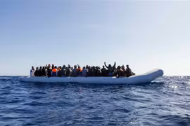 Người di cư vượt Địa Trung Hải để sang châu Âu. (Ảnh: AFP/TTXVN)