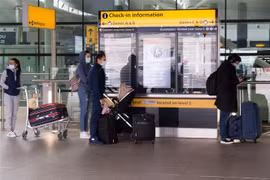 Hành khách tại sân bay Heathrow ở thủ đô London, Anh. (Ảnh: THX/TTXVN)