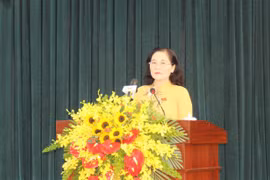 Phó Bí thư Thành ủy, Chủ tịch Hội đồng nhân dân Thành phố Hồ Chí Minh Nguyễn Thị Lệ phát biểu khai mạc Kỳ họp. (Ảnh: Mỹ Phương/TTXVN)