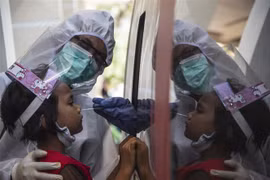 Một điểm xét nghiệm COVID-19 tại Surabaya, Indonesia. (Ảnh: AFP/TTXVN)