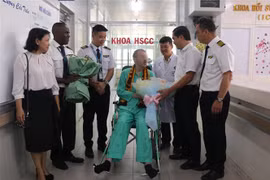 Bệnh nhân 91với các đồng nghiệp ở Đoàn bay 919 - Hãng Hàng không quốc gia Việt Nam trong ngày xuất viện. (Ảnh: TTXVN phát)