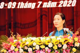 Tân Phó Chủ tịch UBND tỉnh Quảng Ninh Nguyễn Thị Hạnh phát biểu nhậm chức. (Ảnh: Văn Đức/TTXVN)