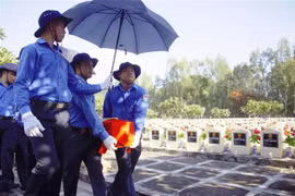 Đưa hài cốt liệt sỹ vào cải táng tại Nghĩa trang liệt sỹ Dốc Bà Đắc, xã Thới Sơn, huyện Tịnh Biên, tỉnh An Giang. (Ảnh: Công Mạo/TTXVN)