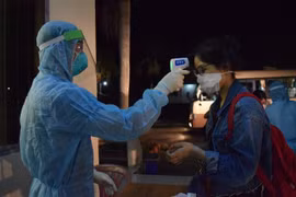 Kiểm tra sức khỏe, khám sàng lọc ban đầu cho công dân Việt Nam trở về từ nước ngoài. (Ảnh: Chương Đài/TTXVN)