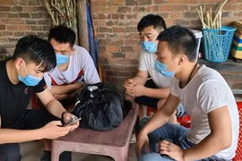 Ảnh 4 đối tượng người nước ngoài trốn khỏi khu cách ly. (Ảnh: TTXVN phát)