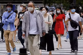 Người dân đeo khẩu trang phòng lây nhiễm COVID-19 tại Tokyo, Nhật Bản. (Ảnh: AFP/TTXVN)