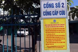 Cổng cấp cứu Bệnh viện Đà Nẵng dán thông báo không triển khai khám bệnh ngoại trú và dừng tiếp nhận điều trị nội trú (trừ trường hợp cấp cứu) để thực hiện cách ly y tế toàn bệnh viện từ 13 giờ 26/7/2020. (Ảnh: Trần Lê Lâm/TTXVN)