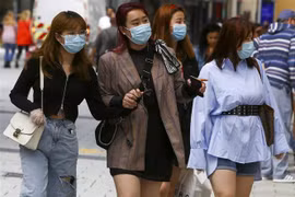 Người dân đeo khẩu trang phòng dịch COVID-19 tại Cardiff, Anh ngày 22/6. (Ảnh: AFP/TTXVN)