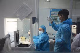 Xét nghiệm mẫu những trường hợp tiếp xúc gần (F1) với bệnh nhân nhiễm COVID-19. (Ảnh: Văn Dũng/TTXVN)