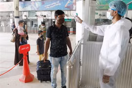 Nhân viên kiểm tra thân nhiệt của hành khách tại nhà ga tàu hỏa Kamlapur ở Dhaka, Bangladesh. (Ảnh: THX/TTXVN)