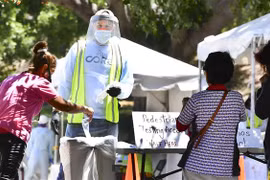 Một điểm xét nghiệm COVID-19 tại Los Angeles, bang California, Mỹ. (Ảnh: AFP/TTXVN)