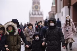 Khách du lịch tại Quảng trường Đỏ ở thủ đô Moskva, Nga. (Ảnh: AFP/TTXVN)