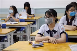 Thí sinh làm thủ tục dự thi Tốt nghiệp Trung học phổ thông. (Ảnh: TTXVN)