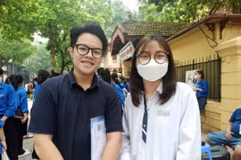 Thí sinh Ngô An Khánh, học sinh Trung học phổ thông Trần Phú-Hoàn Kiếm vui vẻ trò chuyện với bạn sau môn thi Ngoại ngữ. (Ảnh: PM/Vietnam+)