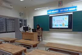 Những lớp học vắng học sinh vì dịch COVID-19. (Ảnh: PM/Vietnam+)