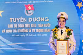 Phó Bí thư Đoàn Công an tỉnh Điện Biên Lò Văn Long nhận giải thưởng Lý Tự Trọng. (Ảnh: NVCC)