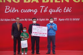 Bí thư thứ nhất Trung ương Đoàn Nguyễn Anh Tuấn trao biển tượng trưng xây dựng 20 công trình Nhà vệ sinh cho em tại tỉnh Nghệ An. (Ảnh: Tá Chuyên/TTXVN/Vietnam+)