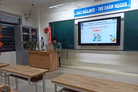 Suốt một học kỳ qua, các lớp học vắng bóng học sinh, chỉ có giáo viên, máy tính và những dãy bàn ghế trống. (Ảnh: PM/Vietnam+)