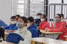 Học sinh Hà Nội được trở lại trường sau 9 tháng phải tạm dừng vì dịch COVID-19. (Ảnh: Phạm Mai/Vietnam+)