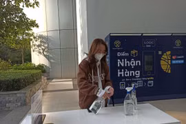 Bình nước sát khuẩn được trang bị ngay lối ra vào tại Đại học Kinh tế quốc dân. (Ảnh: Phạm Mai/Vietnam+)