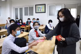 Học sinh Hà Nội đi học trực tiếp trở lại sau thời gian dài tạm dừng đến trường vì dịch bệnh. (Ảnh: Nguyễn Nam/Vietnam+)