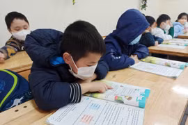 Học sinh Trường Tiểu học Phạm Tu (huyện Thanh Trì, Hà Nội) đi học trở lại sau thời gian dài học trực tuyến. (Ảnh: Phạm Mai/Vietnam+)