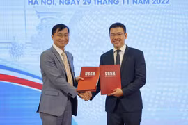 Tổng biên tập Báo Điện tử VietnamPlus Trần Tiến Duẩn và Viện trưởng Viện Đào tạo Báo chí và Truyền thông Phan Văn Kiền trao thỏa thuận hợp tác. (Ảnh: BTC)