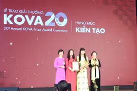 Nguyên Chủ tịch nước Nguyễn Thị Doan, Chủ tịch Ủy ban giải thưởng KOVA trao giải cho các cá nhân. (Ảnh: PM/Vietnam+)