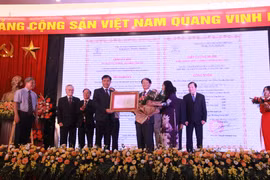 Lãnh đạo Đại học Kinh doanh và Công nghệ nhận chứng nhận kiểm định chất lượng giáo dục. (Ảnh: BTC)