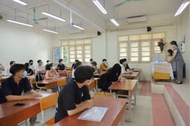 Thí sinh làm thủ tục dự thi tốt nghiệp trung học phổ thông 2022. (Ảnh: Hoài Nam/Vietnam+)