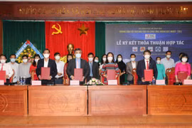 Các bên cùng ký kết thỏa thuận hợp tác. (Ảnh: PV)