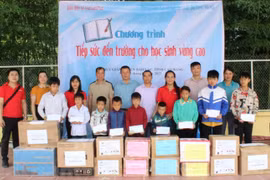 Báo Điện tử VietnamPlus tặng học bổng, sách giáo khoa, đồ dùng học tập cho học sinh các xã Huy Giáo, Sơn Lập, Hồng An. (Ảnh:PV/Vietnam+)