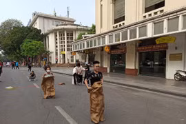 Các em nhỏ hào hứng với trò chơi nhảy bao bố. (Ảnh: Phạm Mai/Vietnam+)