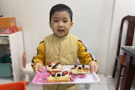 Học sinh mầm non TH School với bài học thực hành tại nhà. (Ảnh: NTCC)