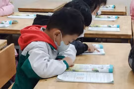 Học sinh tiểu học Hà Nội đi học trực tiếp sau thời gian dài tạm dừng vì dịch bệnh. (Ảnh: Phạm Mai/Vietnam+)