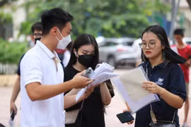 Thí sinh chia sẻ về bài làm sau buổi thi. (Ảnh: PV/Vietnam+)