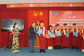Trao chứng nhận đạt tiêu chuẩn chức danh giáo sư, phó giáo sư cho các ứng viên. (Ảnh: ctu.edu)