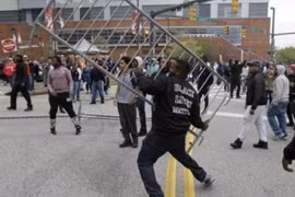 Mỹ: Baltimore ban bố tình trạng khẩn cấp và giới nghiêm