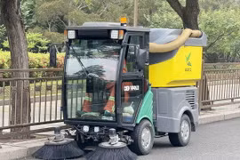 Thành phố Bắc Kinh mở rộng phạm vi hoạt động của máy làm sạch đường, nhân rộng sử dụng các thiết bị chuyên dụng cỡ nhỏ, triển khai thí điểm quét dọn vệ sinh môi trường bằng robot sử dụng năng lượng mới… (Ảnh: Công Tuyên/TTXVN)