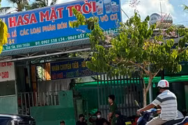 Khám xét 1 cơ sở của Công ty Trách nhiệm hữu hạn Hasa Mặt Trời. (Nguồn: Báo Bình Thuận)