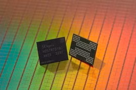 Chip do công ty SK hynix nghiên cứu sản xuất được giới thiệu tại Santa Clara, California, Mỹ. (Ảnh: Yonhap/TTXVN)