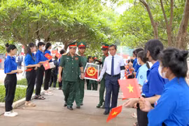 Ông Hồ Văn Niên (phải), Ủy viên Ban Chấp hành Trung ương Đảng, Bí thư tỉnh ủy tỉnh Gia Lai tiến đưa hài cốt sĩ quân tình nguyện và chuyên gia Việt Nam hy sinh ở Campuchia về với đất mẹ. (Ảnh: Quang Thái/TTXVN)
