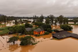Cảnh ngập lụt sau những trận mưa lớn tại Capela de Santana, bang Rio Grande do Sul, Brazil. (Ảnh: AFP/TTXVN)