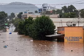 Ngập lụt sau những trận mưa lớn tại Encantado, bang Rio Grande do Sul, Brazil. (Ảnh: AFP/TTXVN)