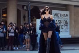 Hoàng Thùy gợi cảm với phong cách hở bra trên đường phố Hà Nội. (Ảnh: Multi)
