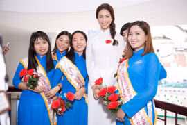 Phạm Hương trở lại thăm trường cũ. (Ảnh: Mr AT)