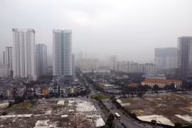 Hà Nội vừa trải qua mấy cơn mưa nhưng bầu trời vẫn mờ mịt trong làn khói. Bầu không khí tại khu vực quận Cầu Giấy vào lúc 11h ngày 4/10/2019. (Ảnh: Huy Hùng/TTXVN)